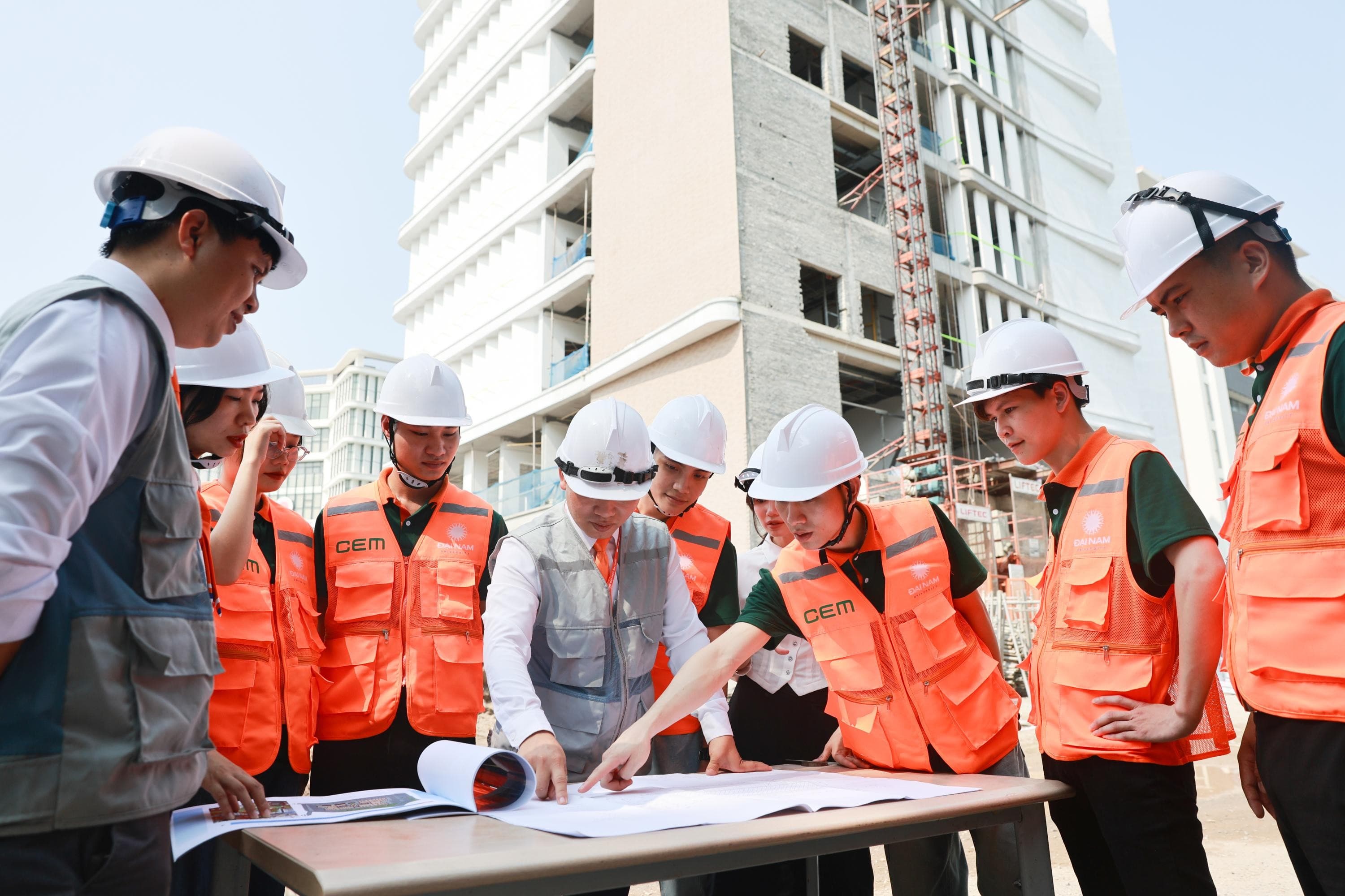 Đồng phục bảo hộ giúp nhận diện nhân sự và quản lý tại nhà máy