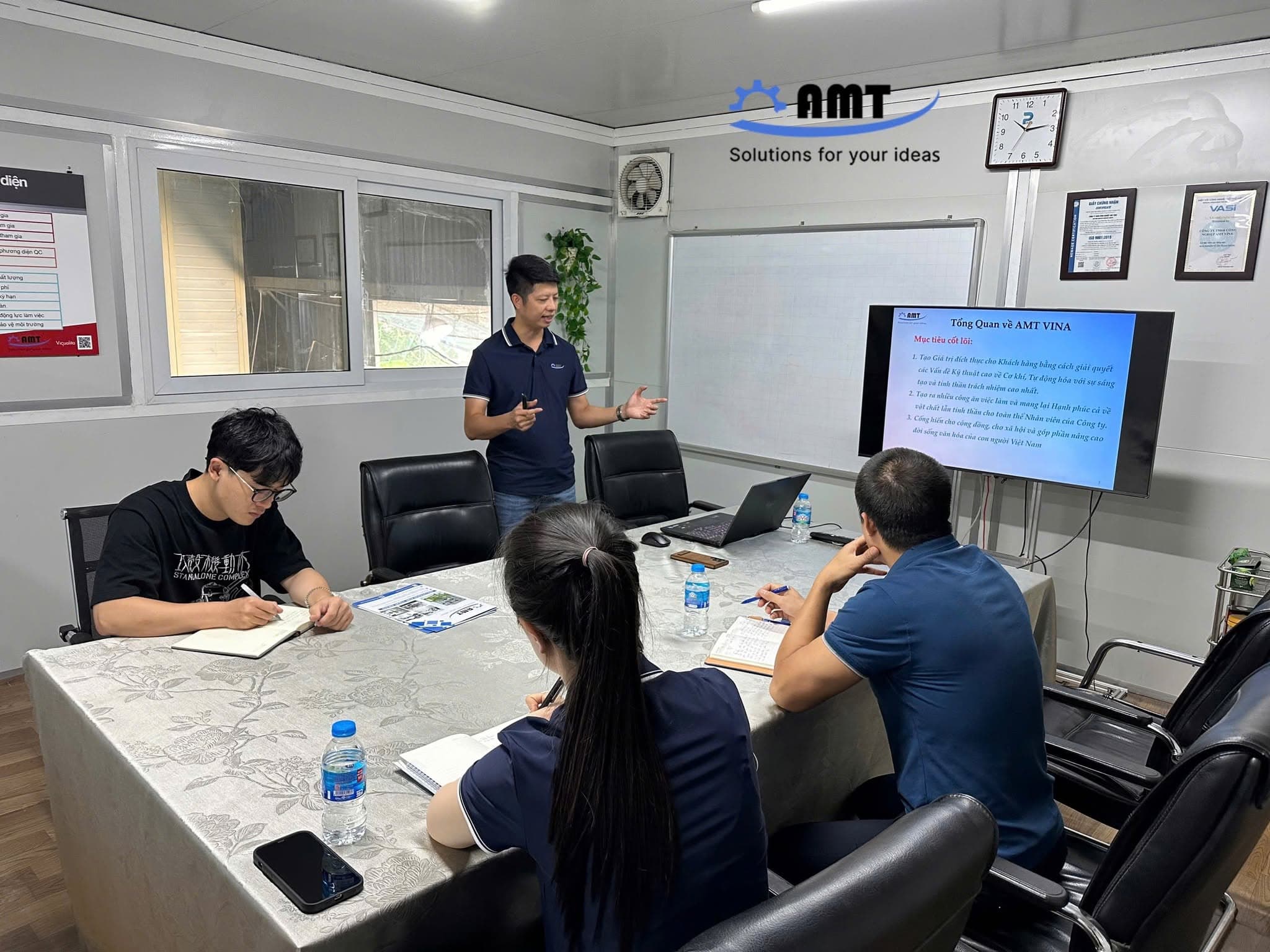 Nhân sự AMT Việt Nam trong môi trường làm việc kỹ thuật sản xuất
