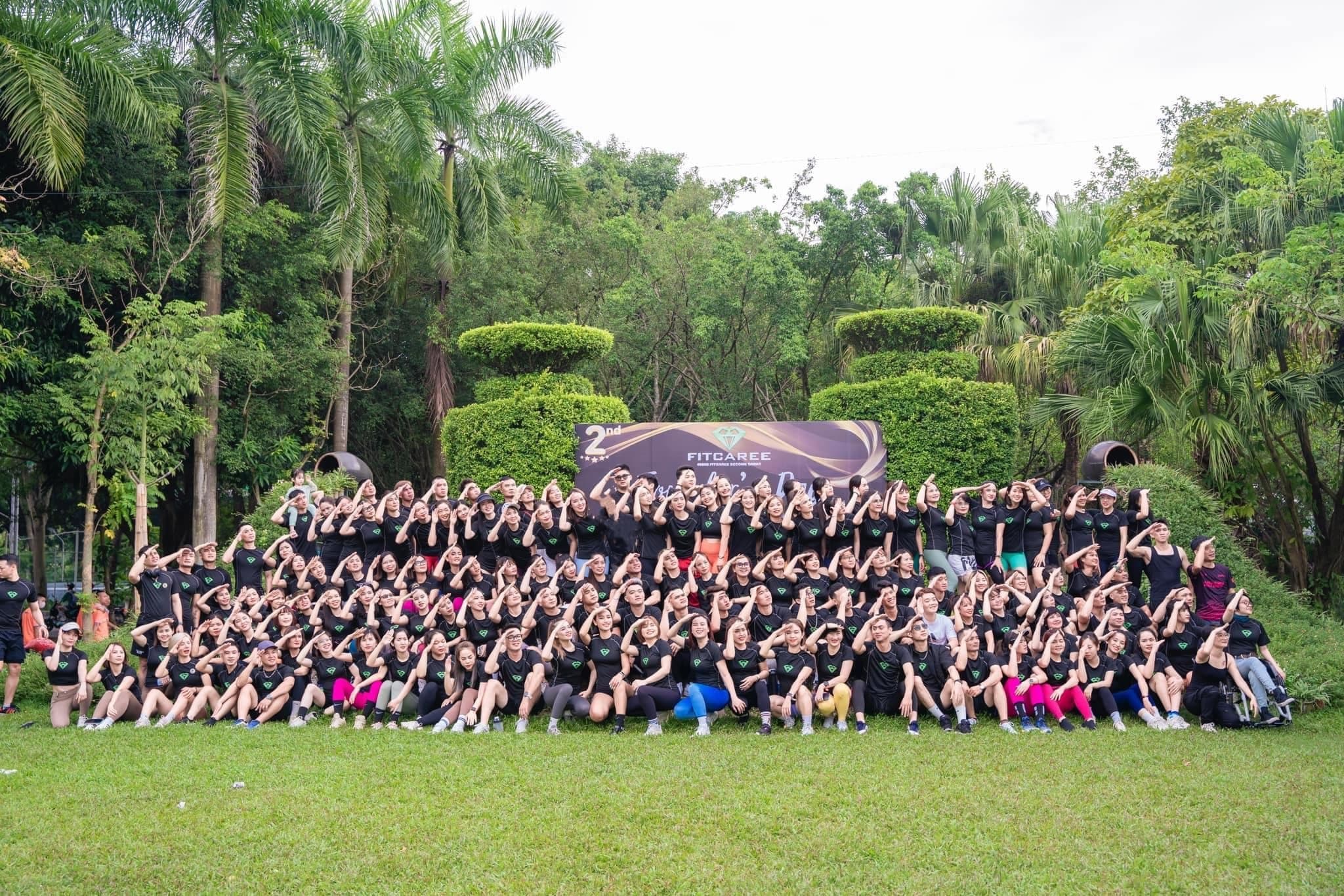 Chọn màu áo đồng phục teambuilding theo nhận diện thương hiệu