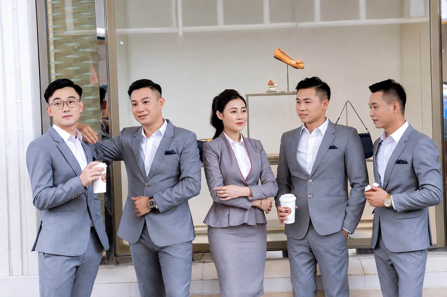 Corporate outfit đồng bộ vest, sơ mi và phụ kiện theo nhận diện thương hiệu